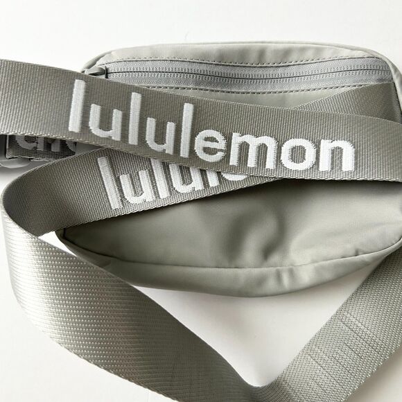 Lululemon Everywhere Belt Bag Silver Drop White Logo 1L - Picture 4 of 7